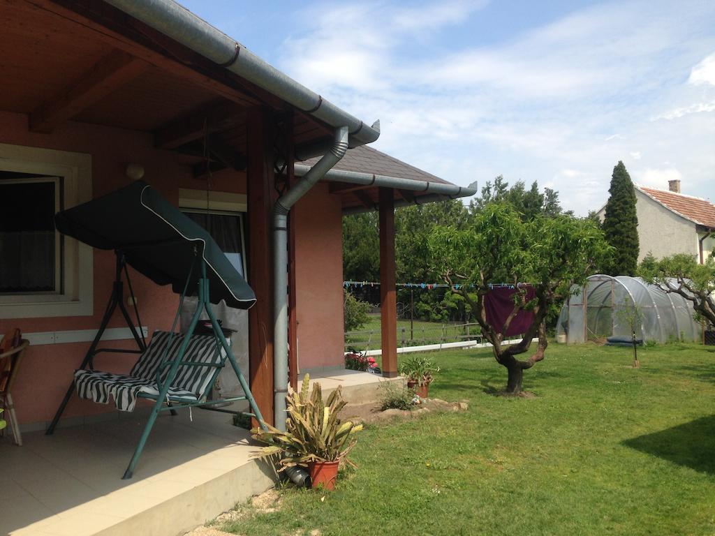 Nemeth Apartmanhaz Balatongyörök Rum bild